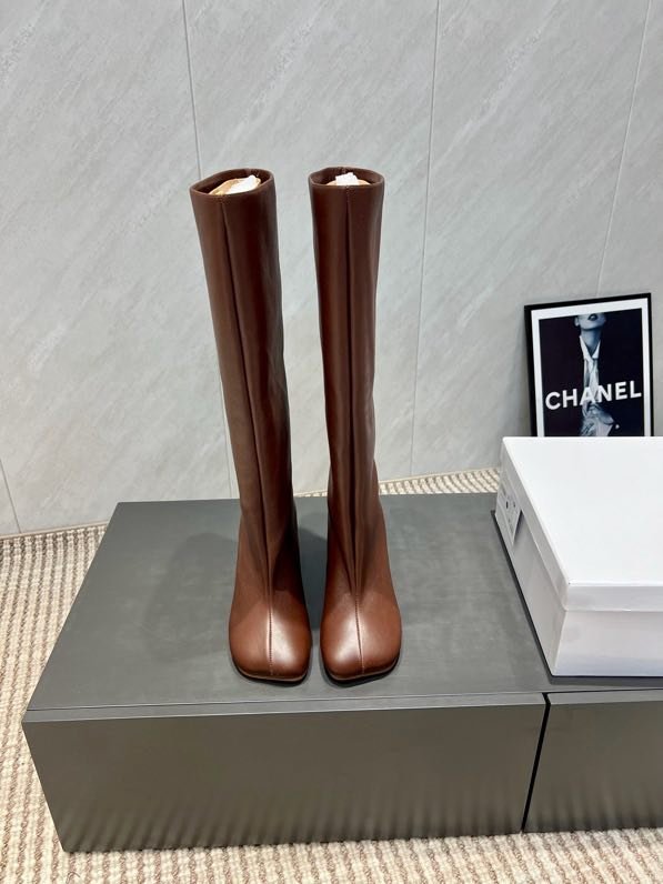 Кожаные сапоги на среднем каблуке фото 5