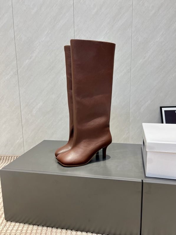 Кожаные сапоги на среднем каблуке фото 6