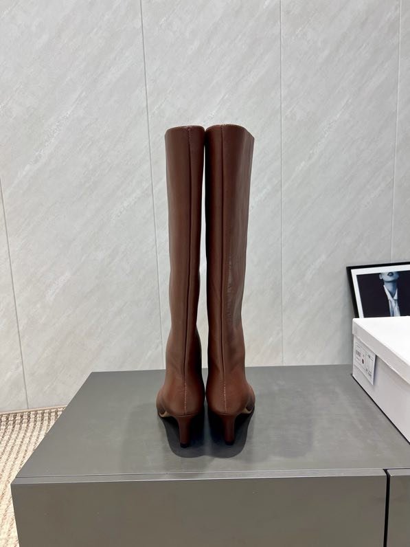 Кожаные сапоги на среднем каблуке фото 7