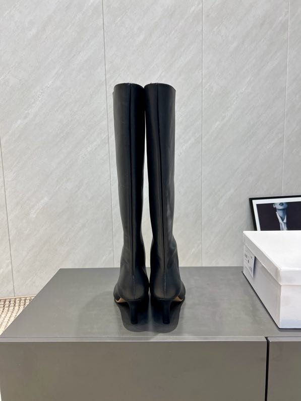 Кожаные сапоги на среднем каблуке фото 7