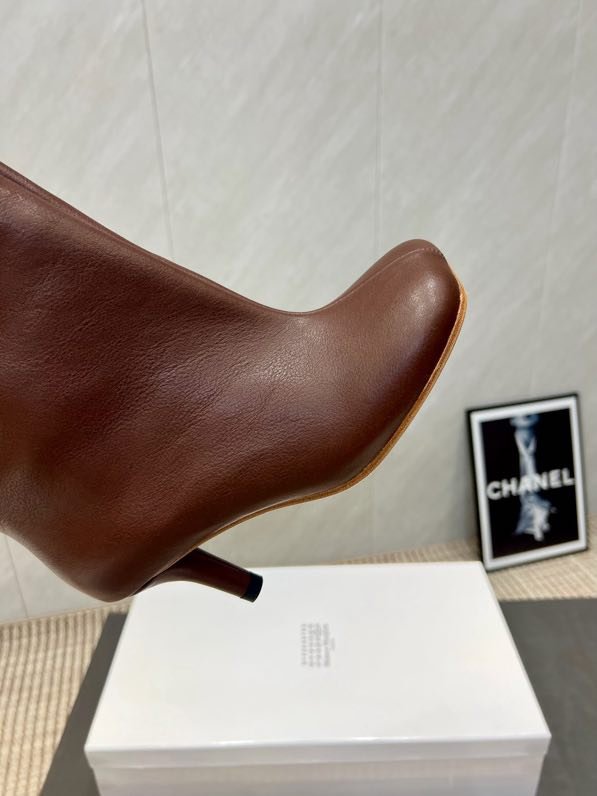 Кожаные сапоги на среднем каблуке фото 9