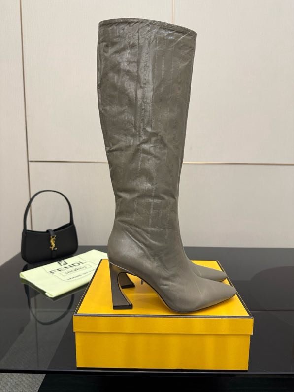 Кожаные сапоги женские FENDI Arco