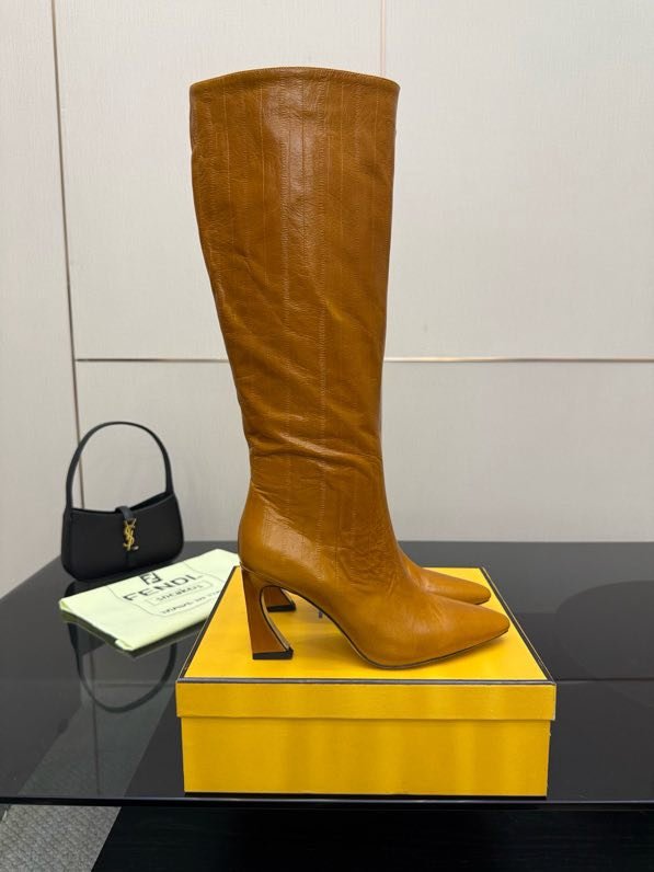 Кожаные сапоги женские FENDI Arco