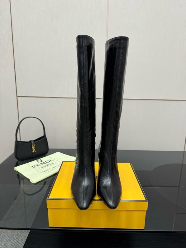 Кожаные сапоги женские FENDI Arco фото 2