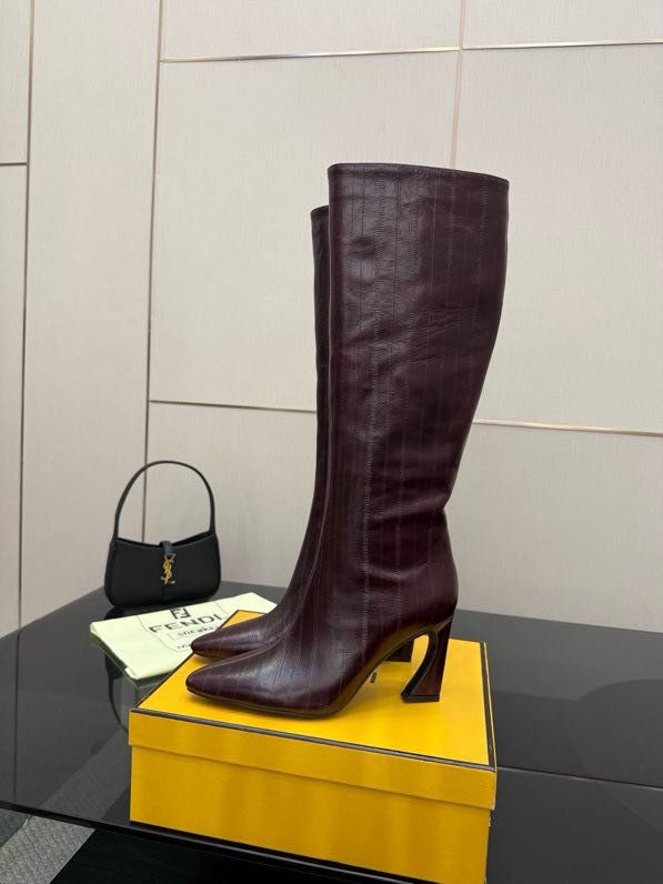 Кожаные сапоги женские FENDI Arco фото 2