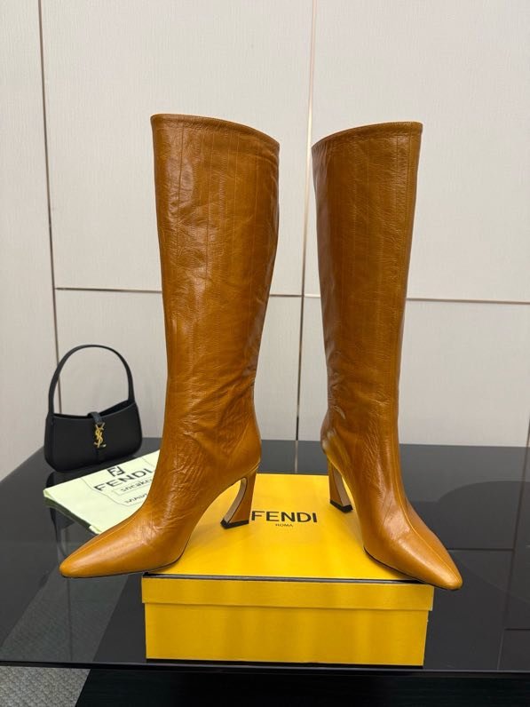 Кожаные сапоги женские FENDI Arco фото 2