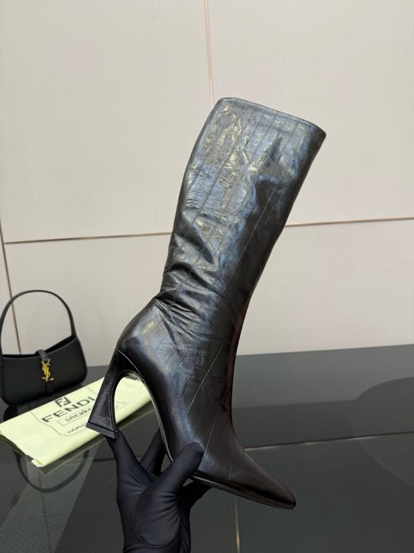 Кожаные сапоги женские FENDI Arco фото 4