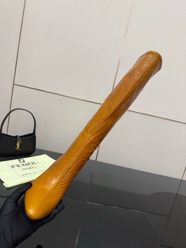 Кожаные сапоги женские FENDI Arco фото 5