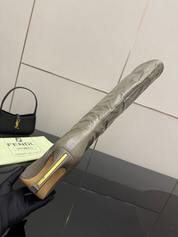 Кожаные сапоги женские FENDI Arco фото 6