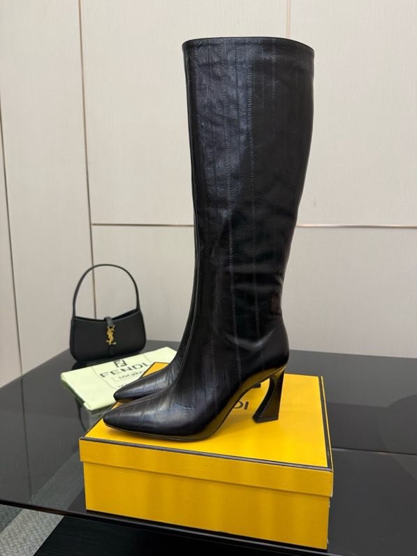 Кожаные сапоги женские FENDI Arco фото 6