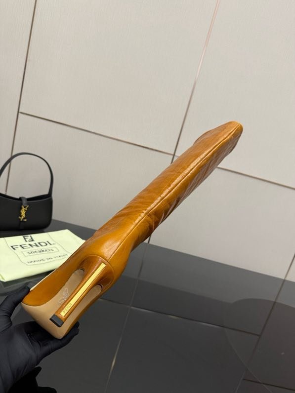 Кожаные сапоги женские FENDI Arco фото 6