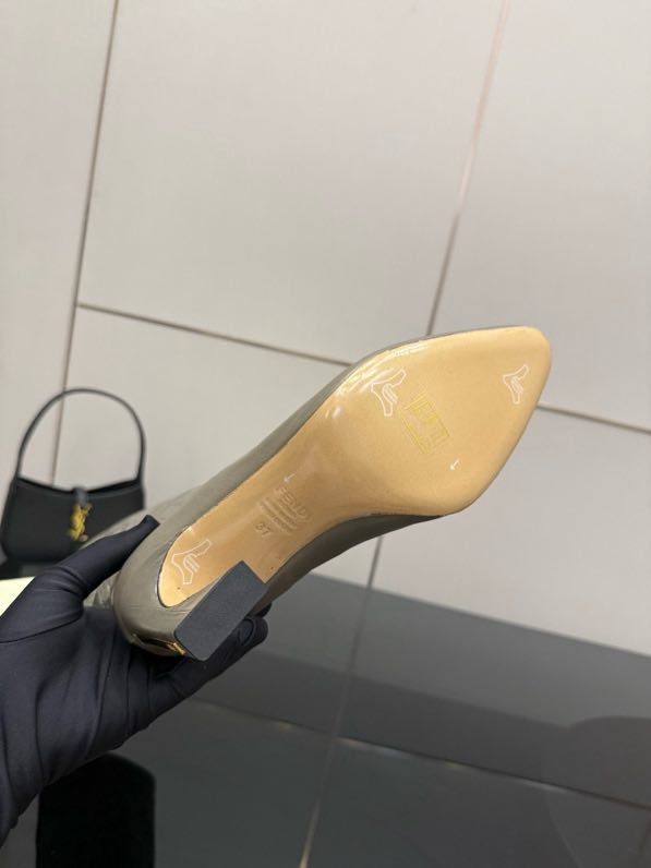 Кожаные сапоги женские FENDI Arco фото 8