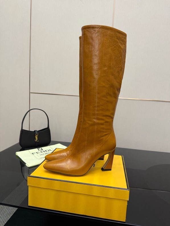 Кожаные сапоги женские FENDI Arco фото 8