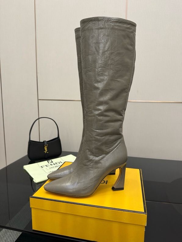 Кожаные сапоги женские FENDI Arco фото 9