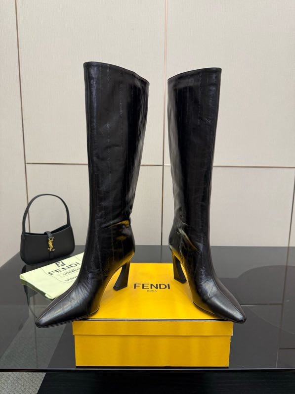 Кожаные сапоги женские FENDI Arco фото 9