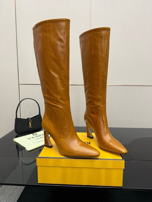 Кожаные сапоги женские FENDI Arco фото 9