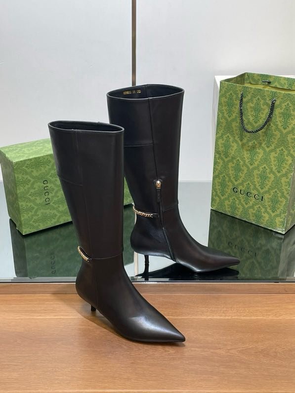 Кожаные сапоги женские на каблуке