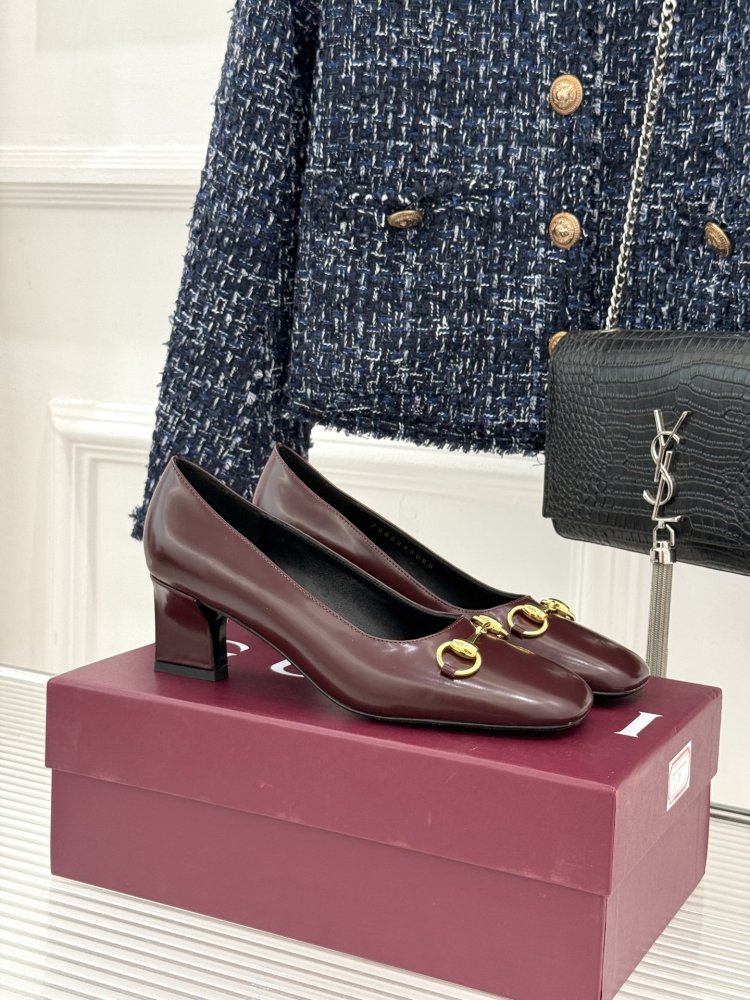 Leather shoes on блочном heel from gold фурнитурой