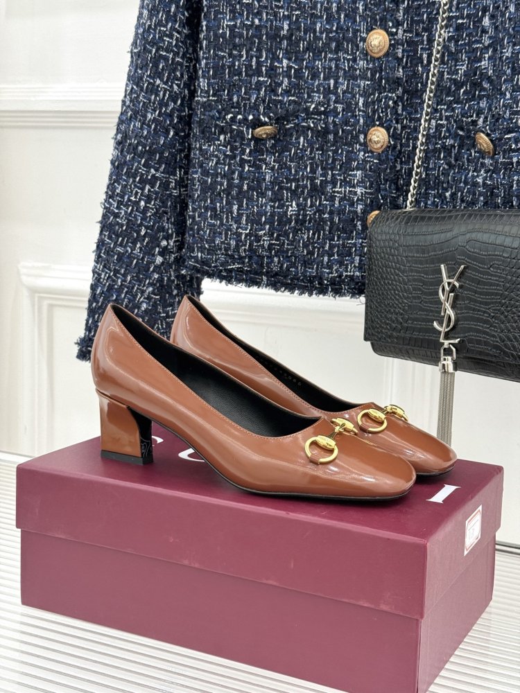 Leather shoes on блочном heel from gold фурнитурой