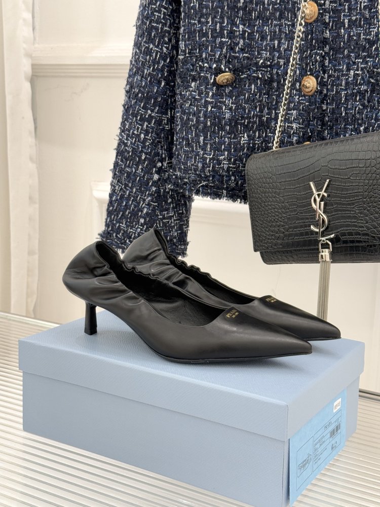 Leather shoes on kitten heel from рюшью on heel
