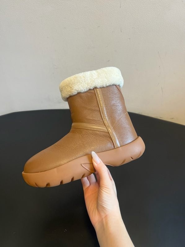 Кожаные женские ботинки на меху