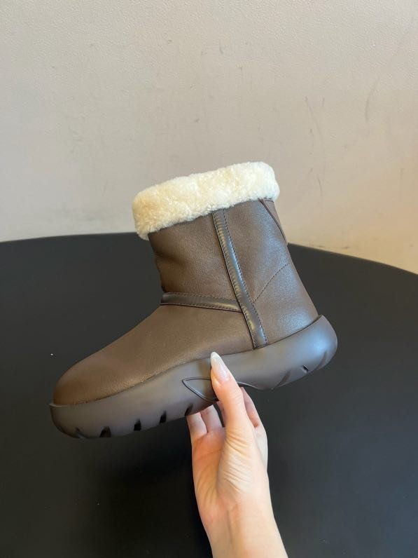 Кожаные женские ботинки на меху