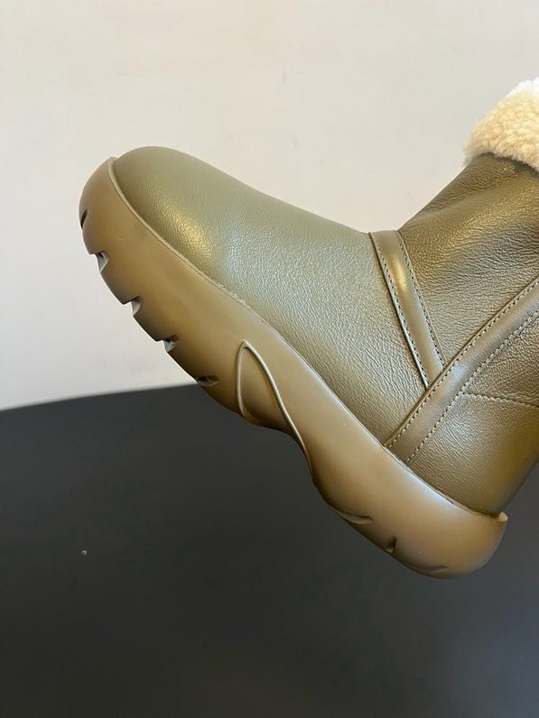 Leather women's boots on fur фото 2