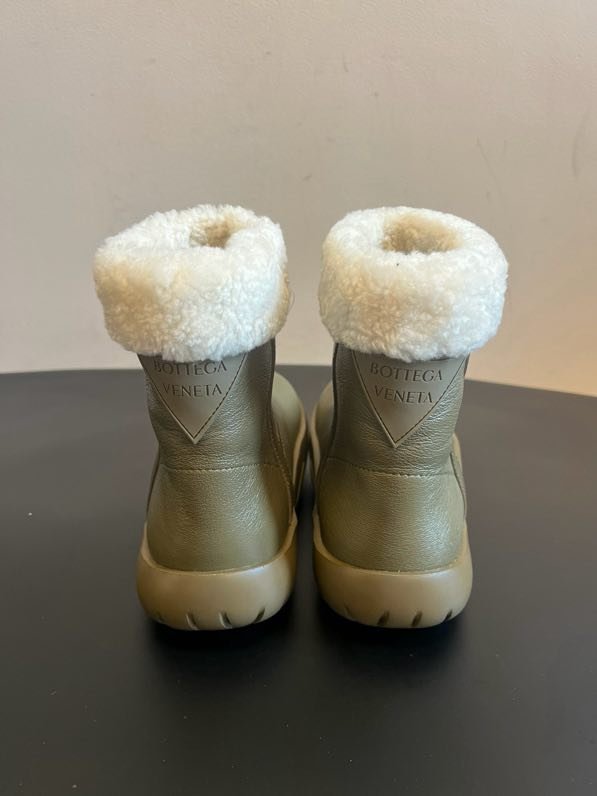 Leather women's boots on fur фото 4