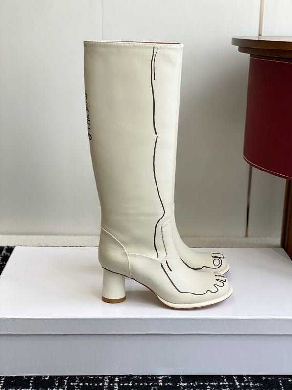 Кожаные женские сапоги на каблуке