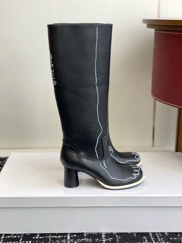 Leather women's boots on heel