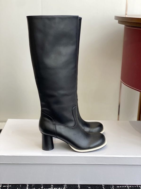 Кожаные женские сапоги на каблуке