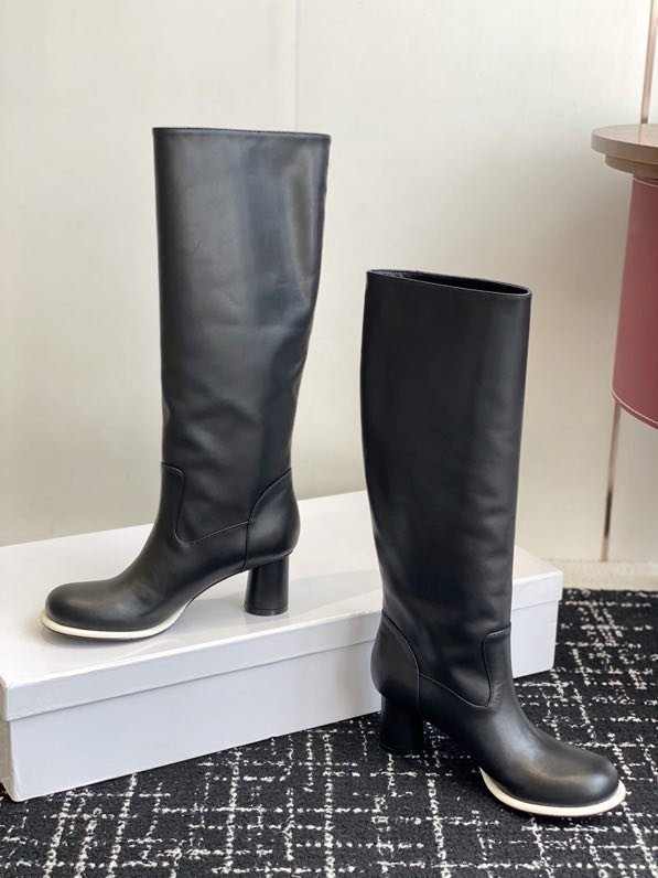 Кожаные женские сапоги на каблуке фото 2
