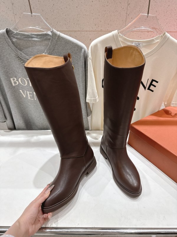 Кожаные женские сапоги