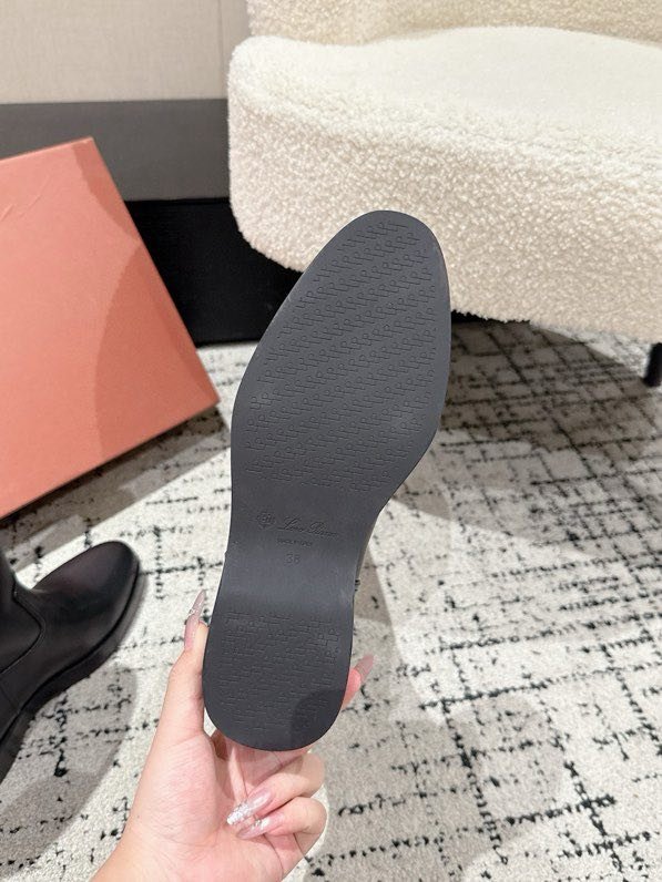 Leather women's boots фото 4