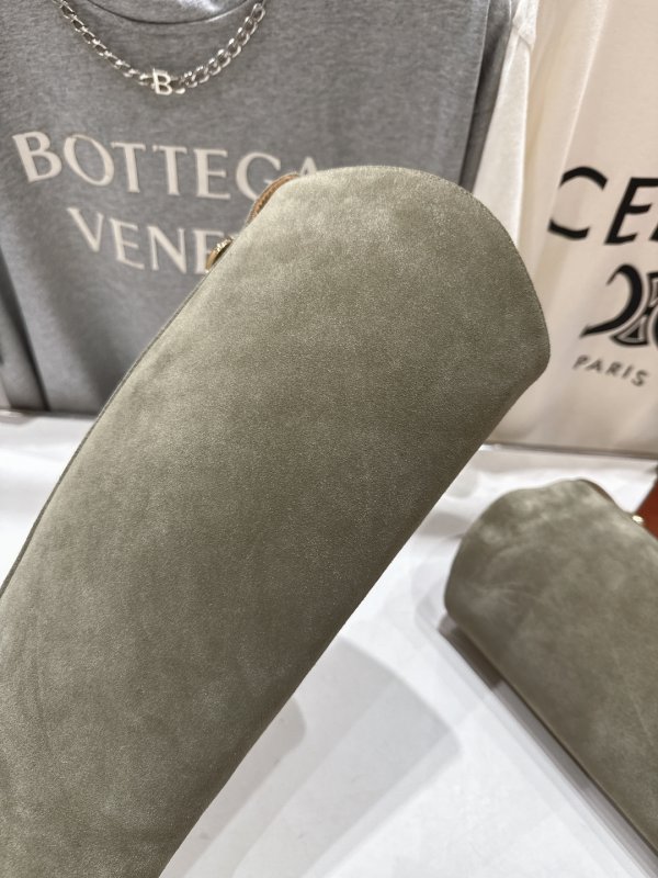 Кожаные женские сапоги фото 6