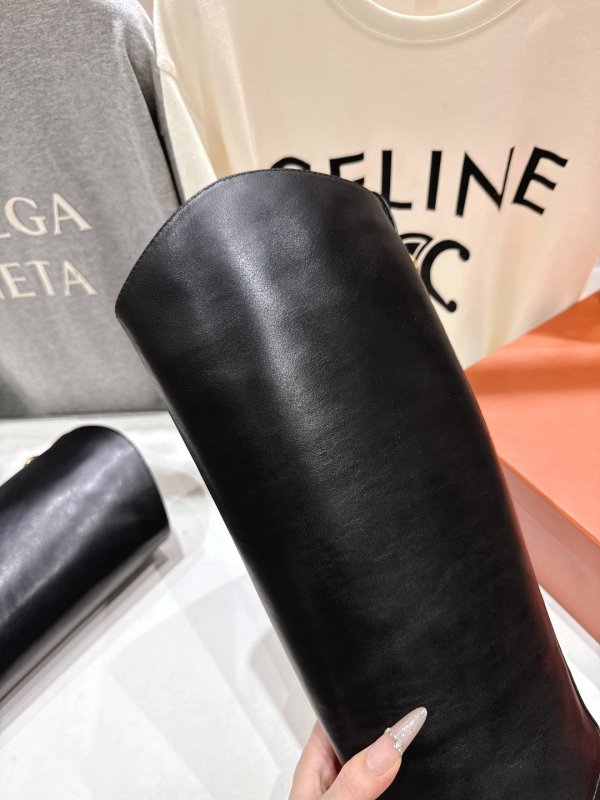 Кожаные женские сапоги фото 6