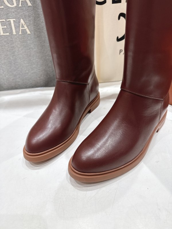 Кожаные женские сапоги фото 6