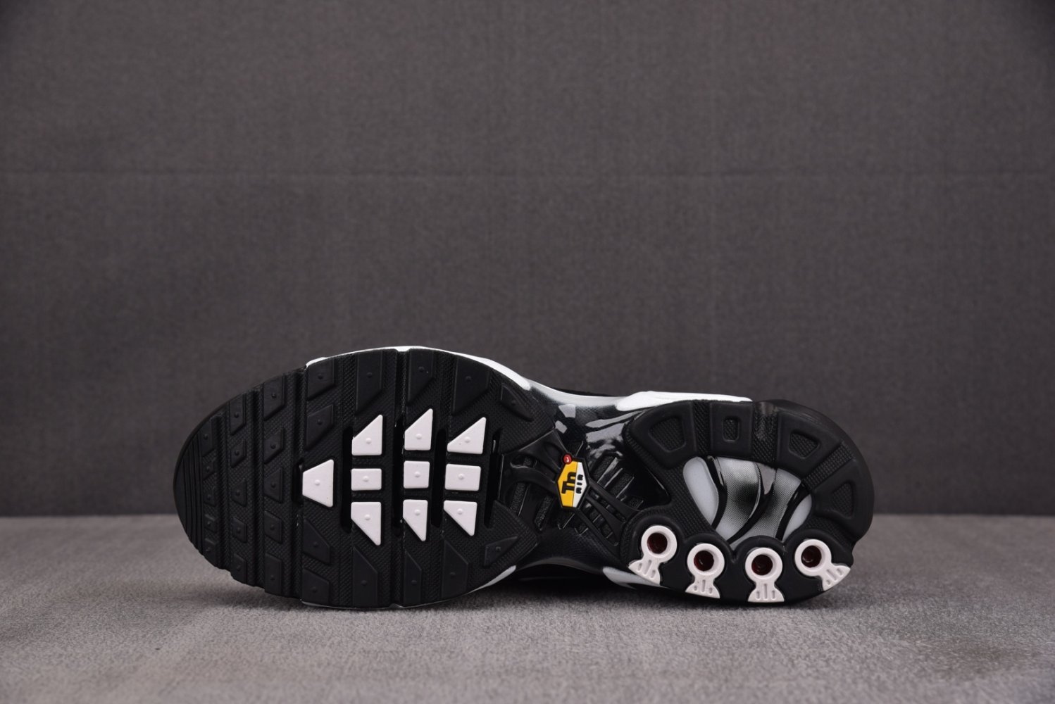 Кроссовки Air Max Plus Black Silver White фото 4