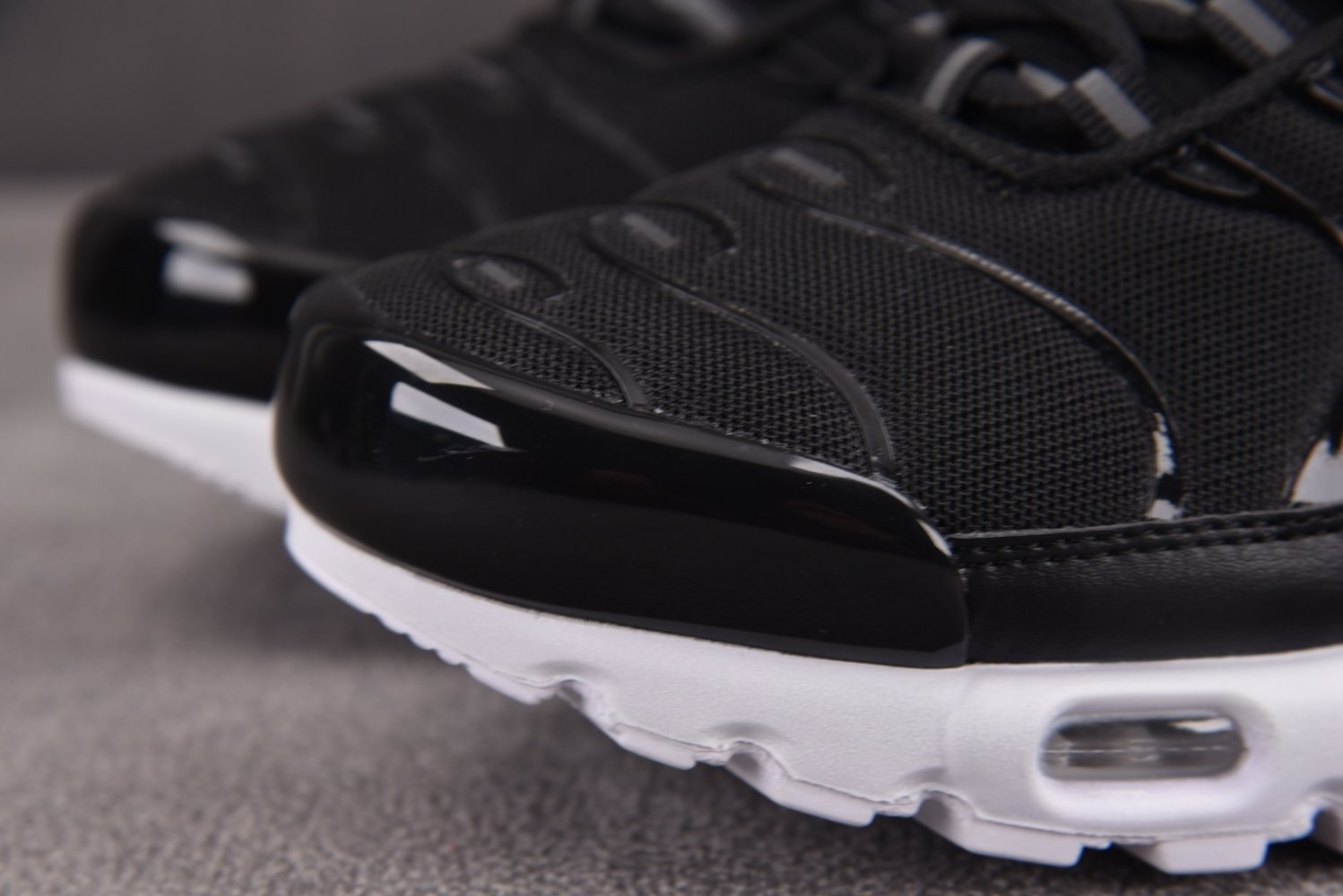 Кроссовки Air Max Plus Black White фото 11