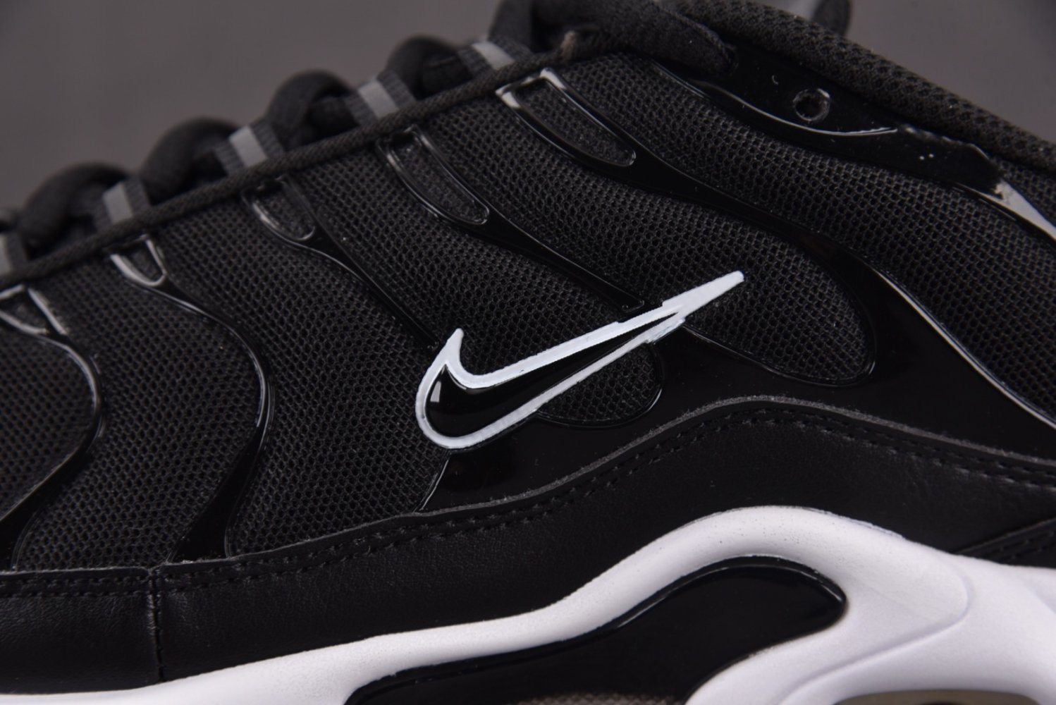 Кроссовки Air Max Plus Black White фото 12