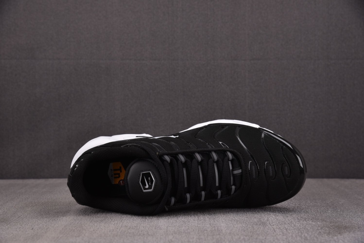 Кроссовки Air Max Plus Black White фото 3