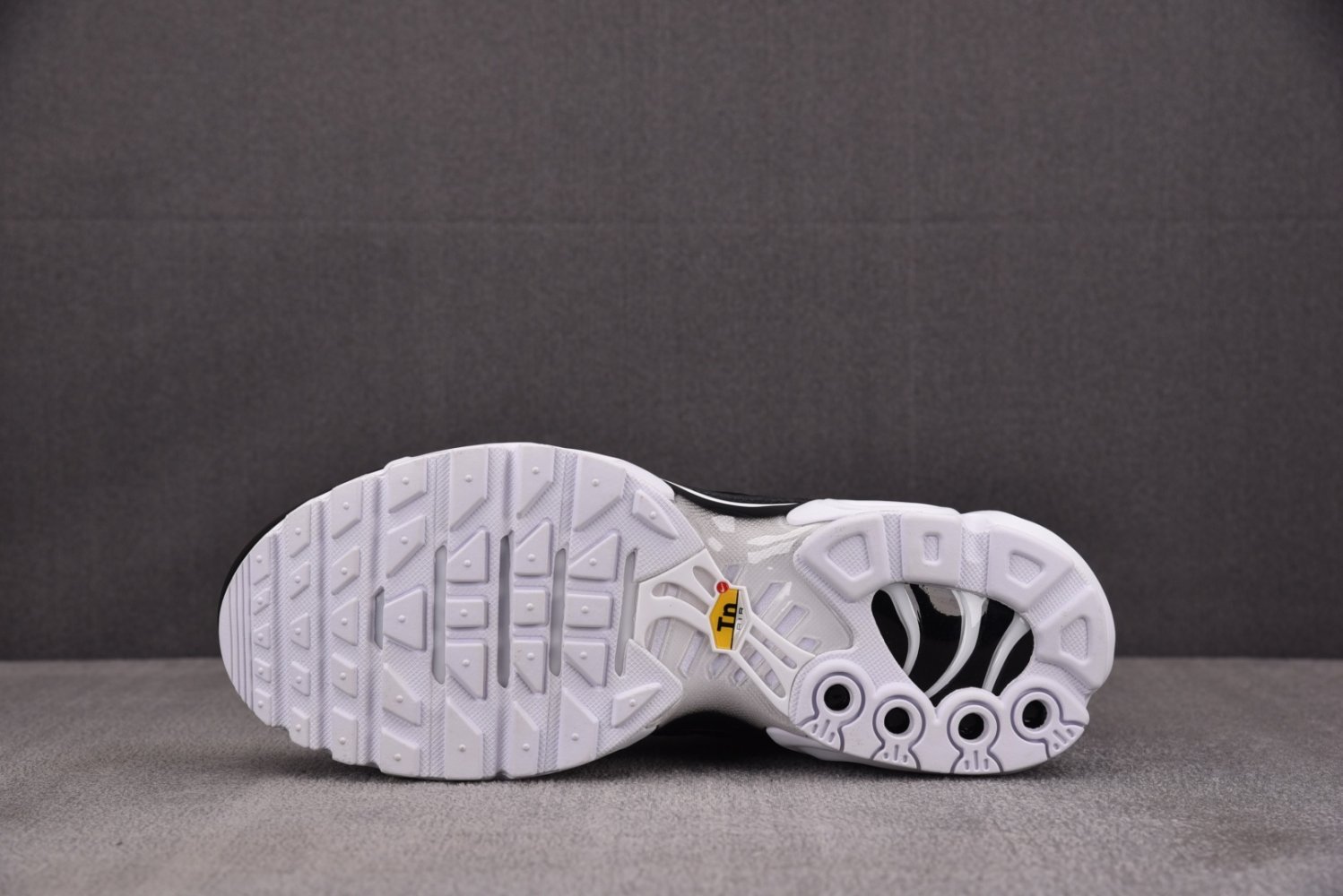 Кроссовки Air Max Plus Black White фото 4