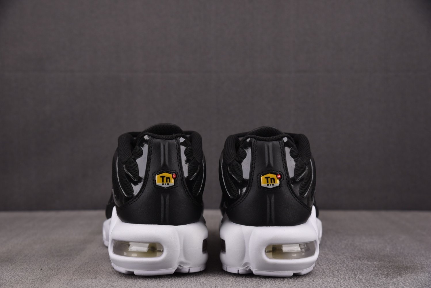 Кроссовки Air Max Plus Black White фото 5