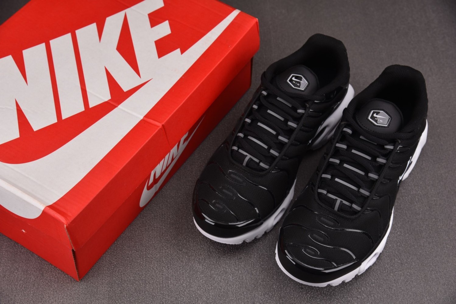 Кроссовки Air Max Plus Black White фото 7