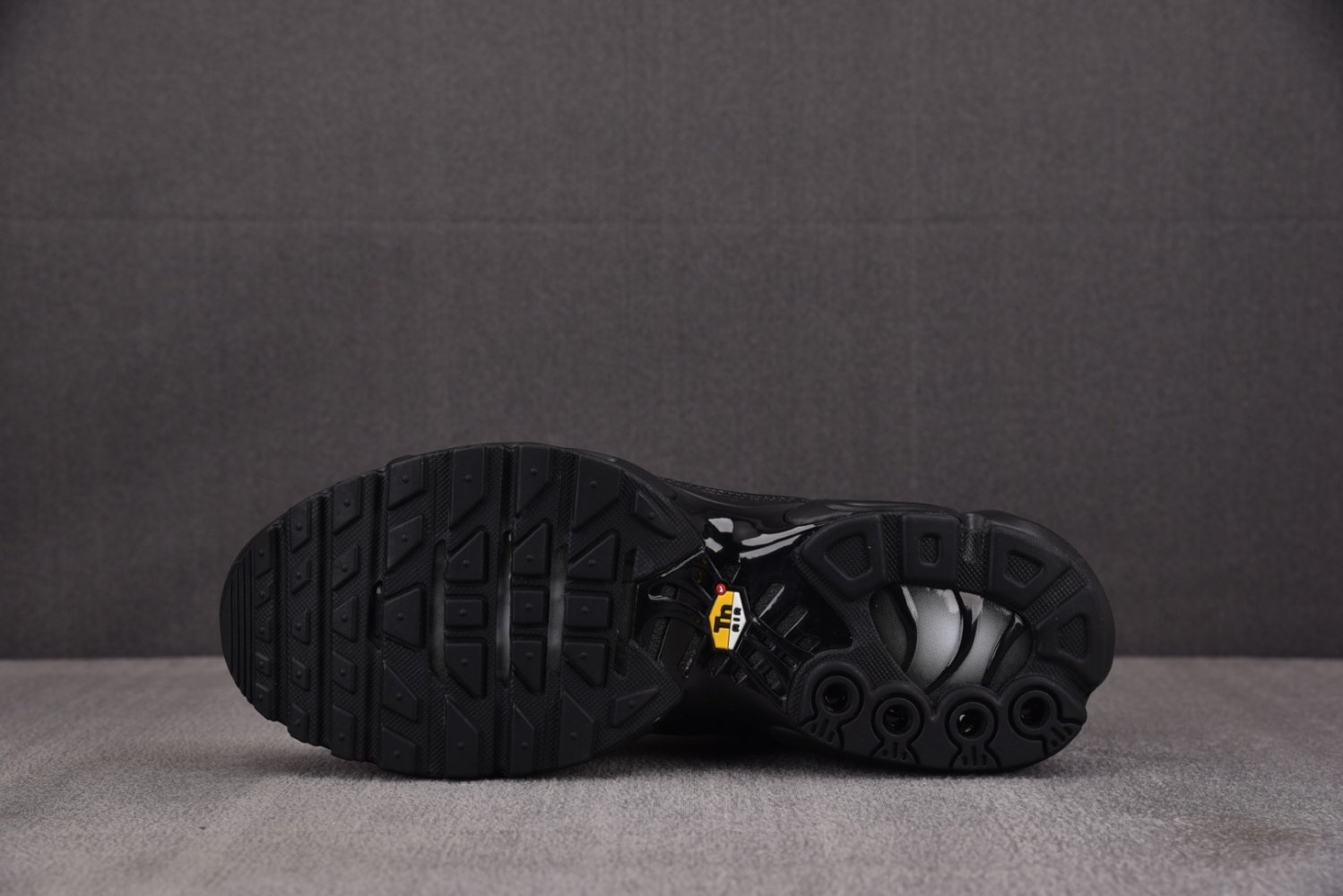 Кроссовки Air Max Plus Triple Black фото 4