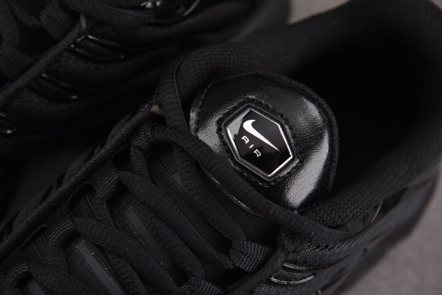 Кроссовки Air Max Plus Triple Black фото 9