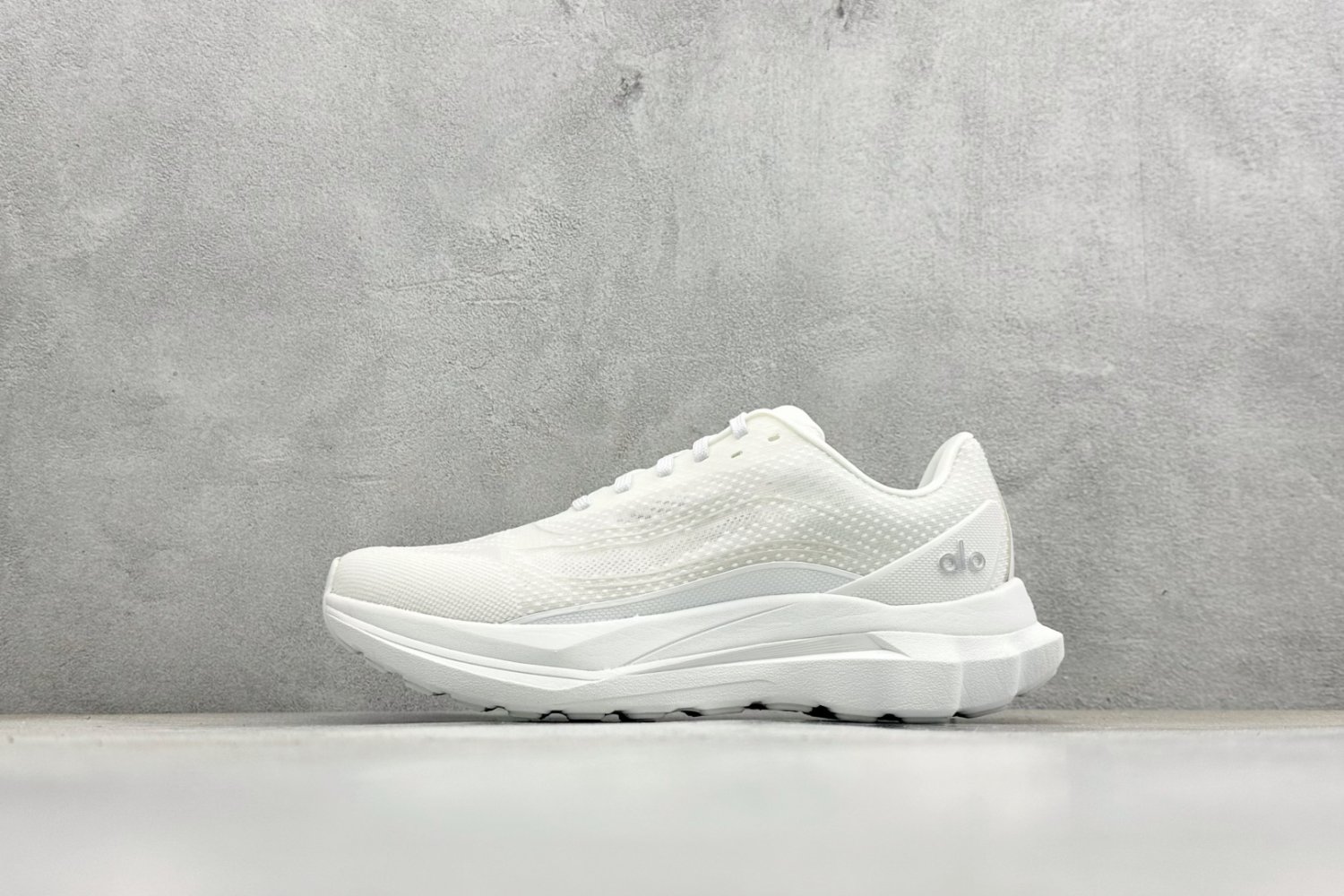 Кроссовки Alo Yoga Alo Runner