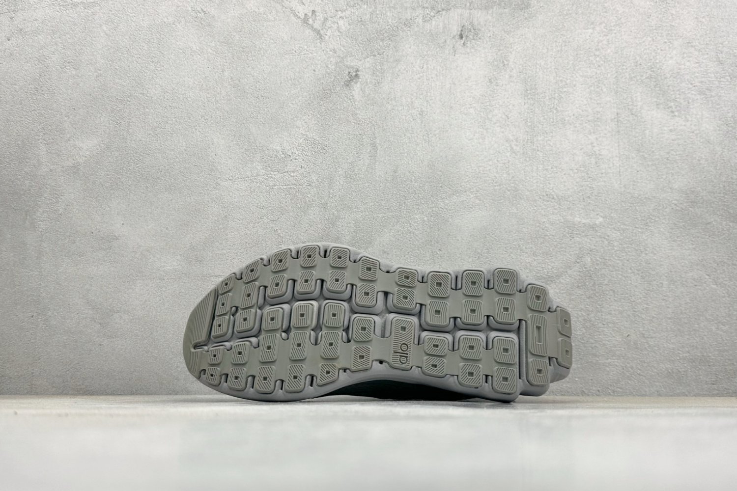 Кроссовки Alo Yoga Alo Runner фото 4