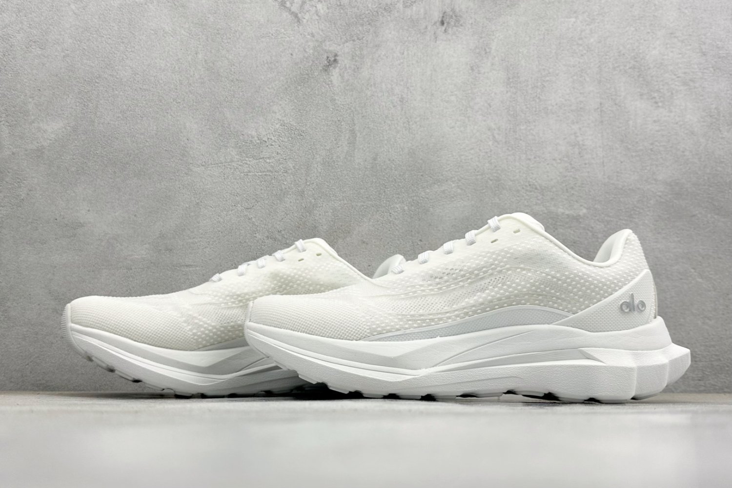 Кроссовки Alo Yoga Alo Runner фото 5