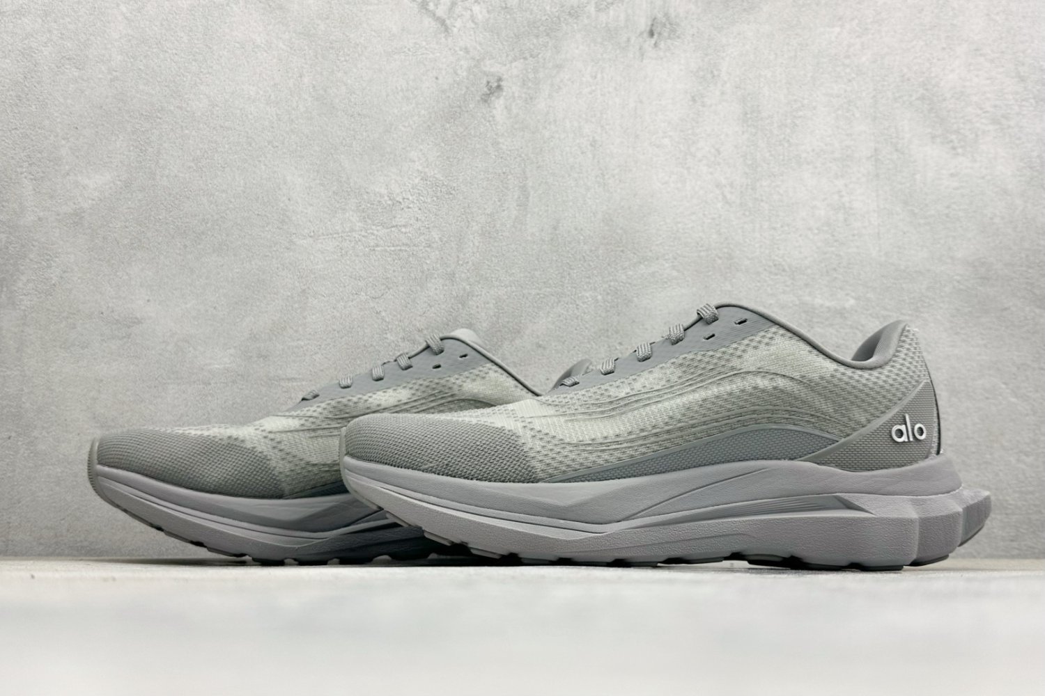 Кроссовки Alo Yoga Alo Runner фото 5